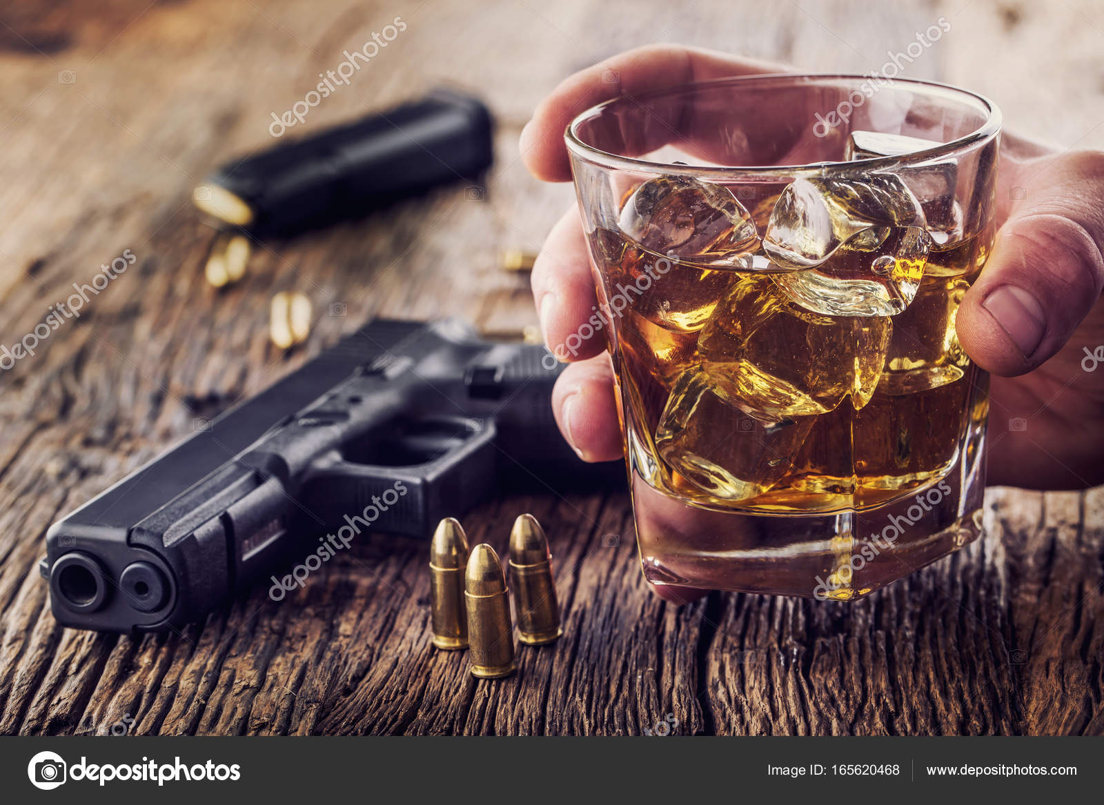 Gun och alkohol. 9mm pistol pistol och kopp whiskey konjak eller brandy —  Stockfotografi © weyo #165620460