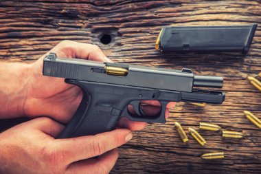 Silah şarj. 9 mm şarj adam el silah tabanca