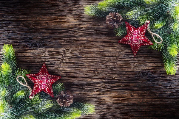 Різдво. Ялинка з зіркою і сосновим конусом на сільському дерев'яному столі. Діагональна межа композиції — стокове фото
