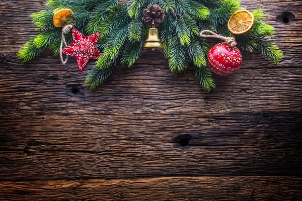 Noël. Décoration de Noël sapin avec étoile cloche à jingle et cône de pin sur table rustique en bois — Photo