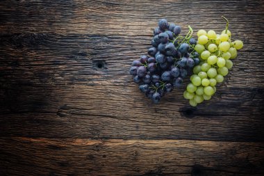 Üzüm. Rustik ahşap masa üzerinde çok renkli üzüm demet