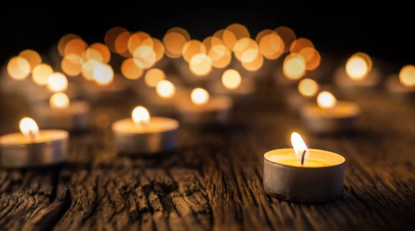 Kerzen brennen im Advent, Weihnachtskerzen in der Nacht. goldenes Kerzenlicht — Stockfoto