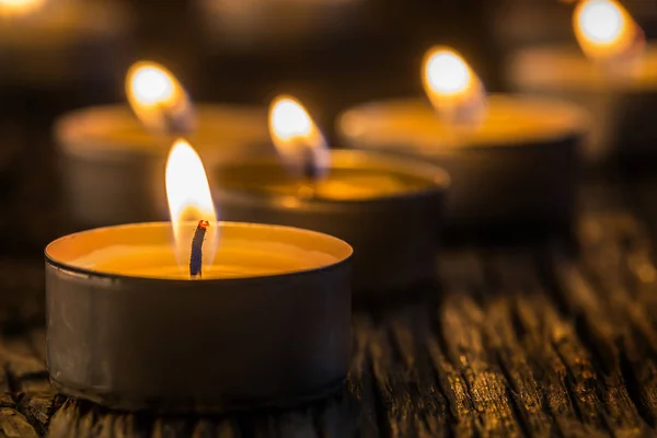 Velas acendem no advento.. Velas de Natal queimando à noite. Luz dourada da chama da vela — Fotografia de Stock