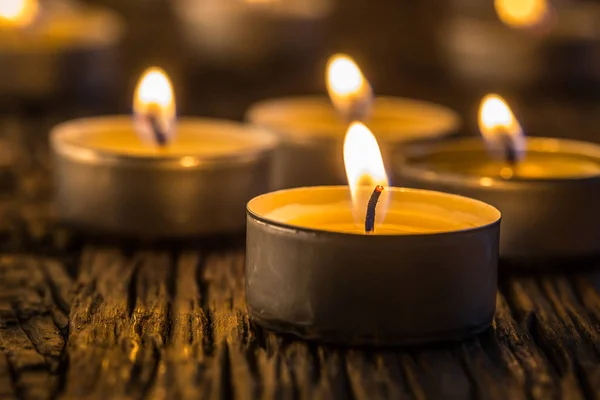 Velas acendem no advento.. Velas de Natal queimando à noite. Luz dourada da chama da vela — Fotografia de Stock