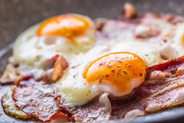 Ham and Eggs. Bacon and Eggs. Salted egg and sprinkled with red pepper. English breakfast — Stock Photo, Image