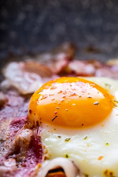 Presunto e Ovos. Bacon e Ovos. Ovo salgado e polvilhado de vermelho — Fotografia de Stock