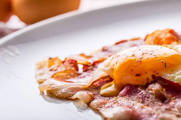 Jambon ve yumurta. Pastırmalı yumurta. Tuzlu yumurta ve kırmızı biber serpilir. İngiliz kahvaltısı