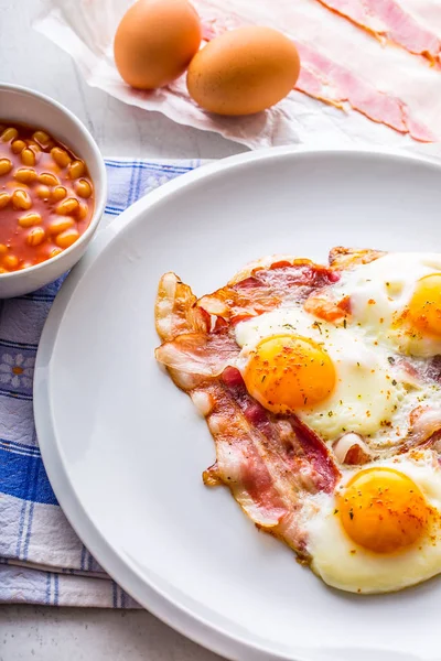 Jamón y huevos. Tocino y huevos. Huevo salado y espolvoreado con pimienta roja. Desayuno inglés — Foto de Stock