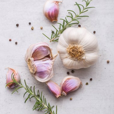Sarımsak. Sarımsak ampuller. Biberiye ve biber beyaz beton yönetim kurulu ile taze sarımsak