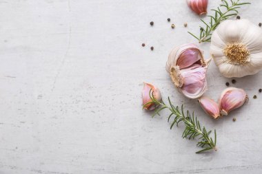 Sarımsak. Sarımsak ampuller. Biberiye ve biber beyaz beton yönetim kurulu ile taze sarımsak