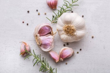 Sarımsak. Sarımsak ampuller. Biberiye ve biber beyaz beton yönetim kurulu ile taze sarımsak