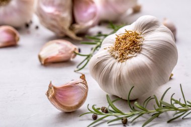 Sarımsak. Sarımsak ampuller. Biberiye ve biber beyaz beton yönetim kurulu ile taze sarımsak