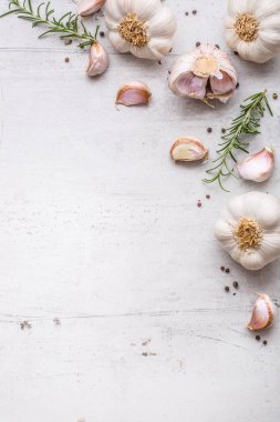 Sarımsak. Sarımsak ampuller. Biberiye ve biber beyaz beton yönetim kurulu ile taze sarımsak