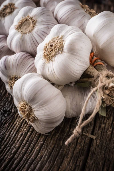 Aglio. Lampadine all'aglio. Aglio fresco con rosmarino e pepe su tavola di cemento bianco — Foto Stock