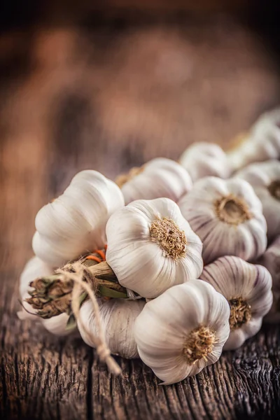 Aglio. Lampadine all'aglio. Aglio fresco su tavola rustica di quercia — Foto Stock