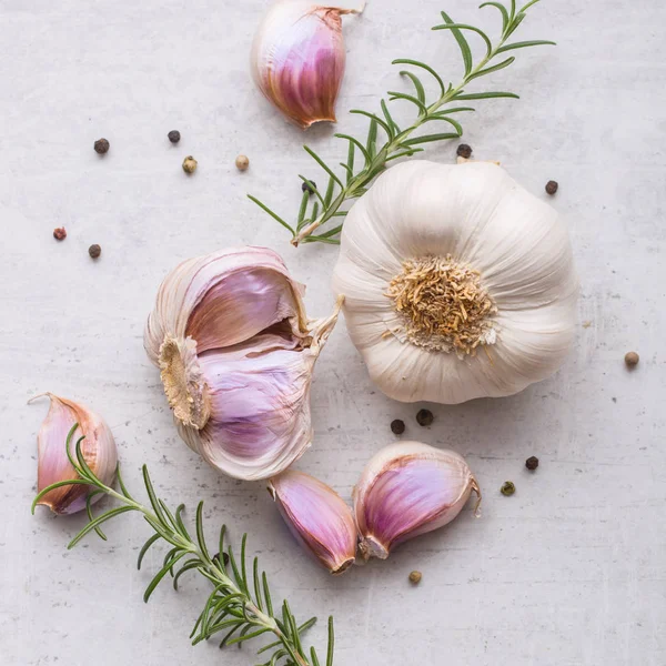 Sarımsak. Sarımsak ampuller. Biberiye ve biber beyaz beton yönetim kurulu ile taze sarımsak