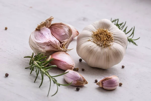 Sarımsak. Sarımsak ampuller. Biberiye ve biber beyaz beton yönetim kurulu ile taze sarımsak