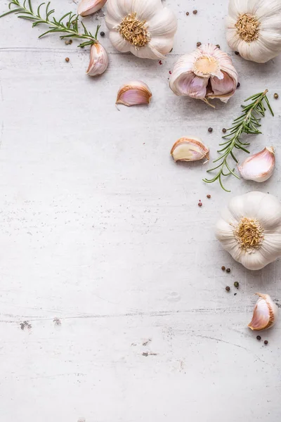 Sarımsak. Sarımsak ampuller. Biberiye ve biber beyaz beton yönetim kurulu ile taze sarımsak