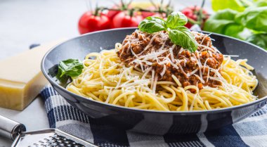 Spagetti Bolognese. Makarna spagetti Bolognese fesleğen ve restoran ya da ev dekorasyon ile