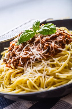 Spagetti Bolognese. Makarna spagetti Bolognese fesleğen ve restoran ya da ev dekorasyon ile