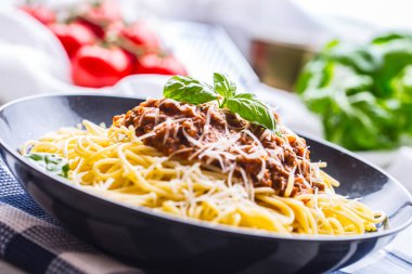 Spagetti Bolognese. Makarna spagetti Bolognese fesleğen ve restoran ya da ev dekorasyon ile