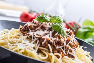 Spagetti Bolognese. Makarna spagetti Bolognese fesleğen ve restoran ya da ev dekorasyon ile