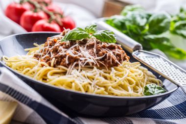 Spagetti Bolognese. Makarna spagetti Bolognese fesleğen ve restoran ya da ev dekorasyon ile
