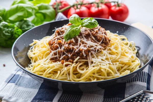 Spagetti Bolognese. Makarna spagetti Bolognese fesleğen ve restoran ya da ev dekorasyon ile