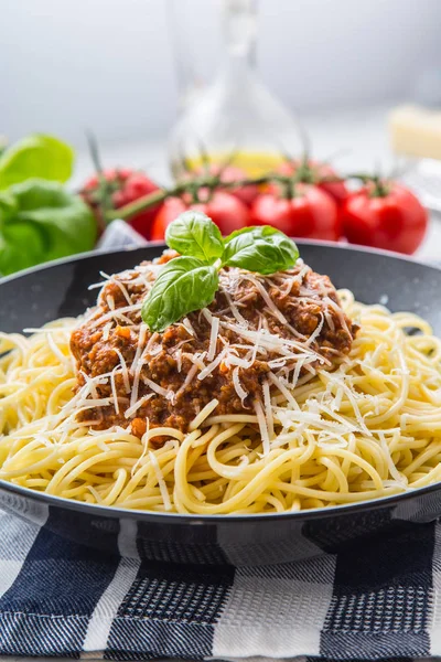 Espaguetis boloñeses. Espaguetis de pasta Boloñesa con albahaca y decoración en restaurante o en casa — Foto de Stock