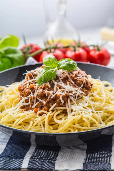 Spagetti Bolognese. Makarna spagetti Bolognese fesleğen ve restoran ya da ev dekorasyon ile