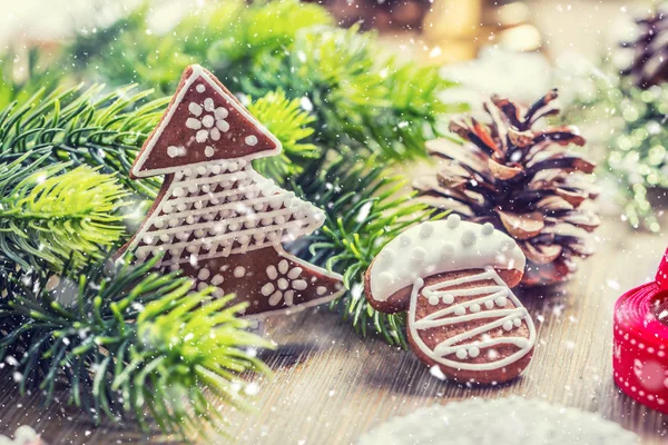 Рождество. Рождественский шар кондитерские пряники шишка и украшения в снежной атмосфере — стоковое фото