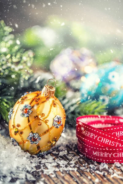 Christmas Time. Lyxiga golden lila blå jul bollen och dekoration. Rött band med text god jul — Stockfoto
