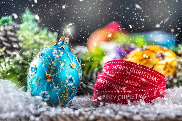 Tempo di Natale. Lusso viola dorato blu palla di Natale e decorazione. nastro rosso con testo felice Natale — Foto Stock