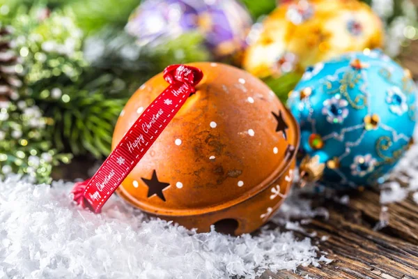 En Navidad. Rusty Jingle cinta de campana feliz texto de Navidad y bolas de Navidad de lujo con decoración — Foto de Stock