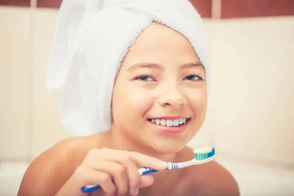 Adolescente na casa de banho com escova de dentes. Higiene dentária — Fotografia de Stock