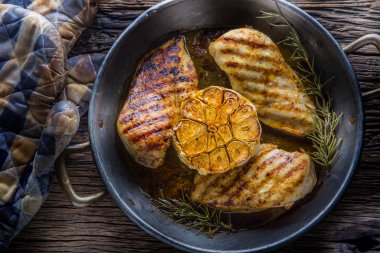 Izgara tavuk göğsü. Kavrulmuş ve ızgara tavuk göğsü marul salata domates ve mantar ile