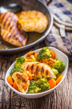 Tavuk ve sebze salatası. Havuç ve brokoli ile ızgara tavuk parçaları