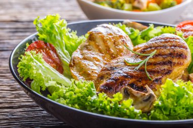 Izgara tavuk göğsü. Kavrulmuş ve ızgara tavuk göğsü marul salata domates ve mantar ile