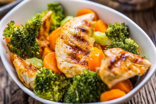 Csirke és növényi saláta. Darab sült csirke sült répa vagy brokkoli — Stock Fotó