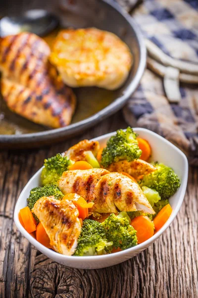 Tavuk ve sebze salatası. Havuç ve brokoli ile ızgara tavuk parçaları