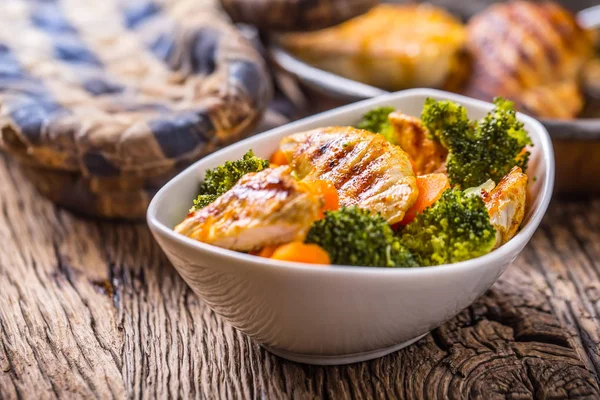 Tavuk ve sebze salatası. Havuç ve brokoli ile ızgara tavuk parçaları