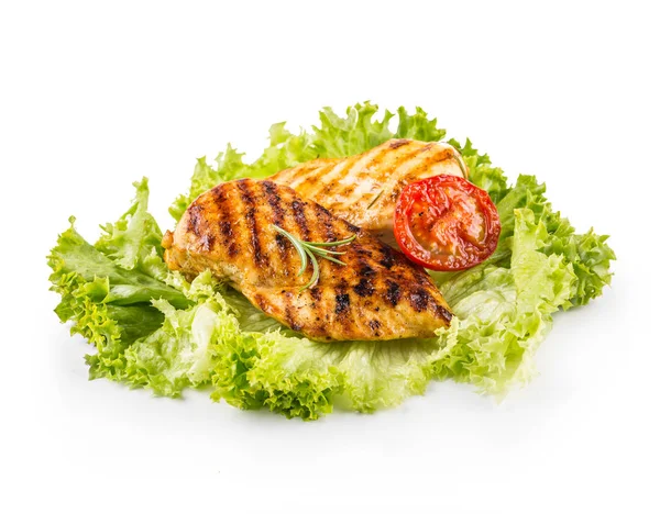 Grilla kyckling bröst. Rostad och grill kycklingbröst med sallad sallad tomater och champinjoner isolerad på vit. — Stockfoto