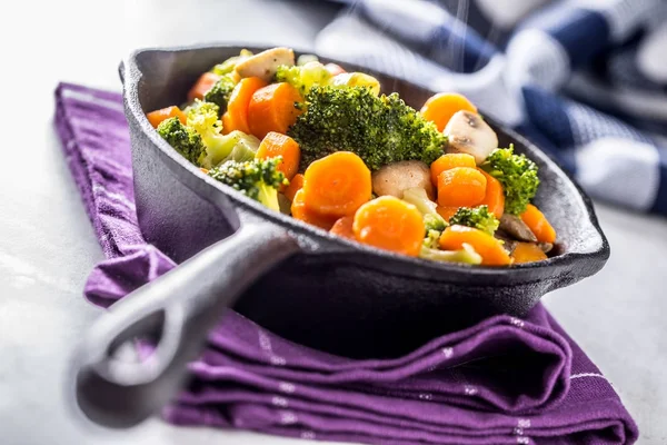 Vegan pan. Vejetaryen yiyecekler - brokoli havuç mantar tereyağı üzerine tuz biber — Stok fotoğraf