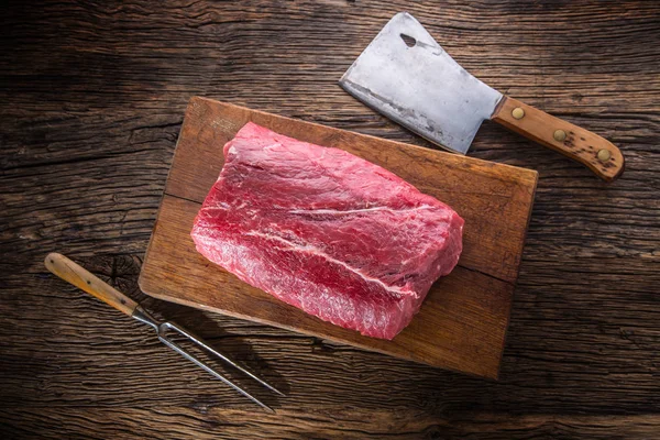 Nötstek. Rå biff. Stora Rib Eye steak på träskiva — Stockfoto