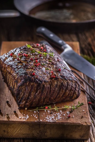 Biefstuk. Sappige Rib Eye steak in de pan op een houten bord met kruid en peper — Stockfoto