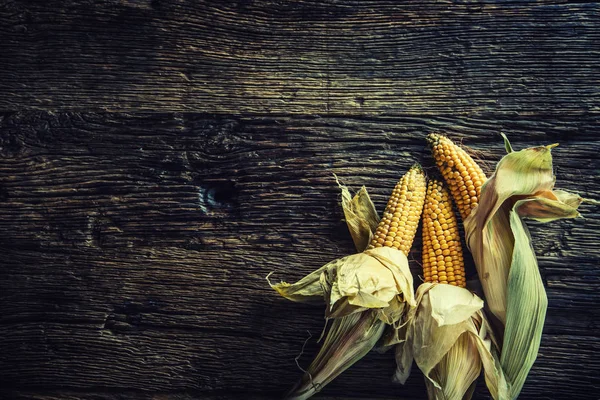 Mısır. Rustik meşe masada kuru Corncobs