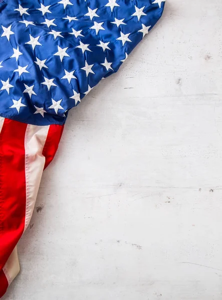 ABD bayrağı. Amerikan bayrağı. En iyi görünümü Amerikan bayrağı serbestçe beyaz beton zemin üzerine yalan. Yakın çekim Studio vurdu. — Stok fotoğraf