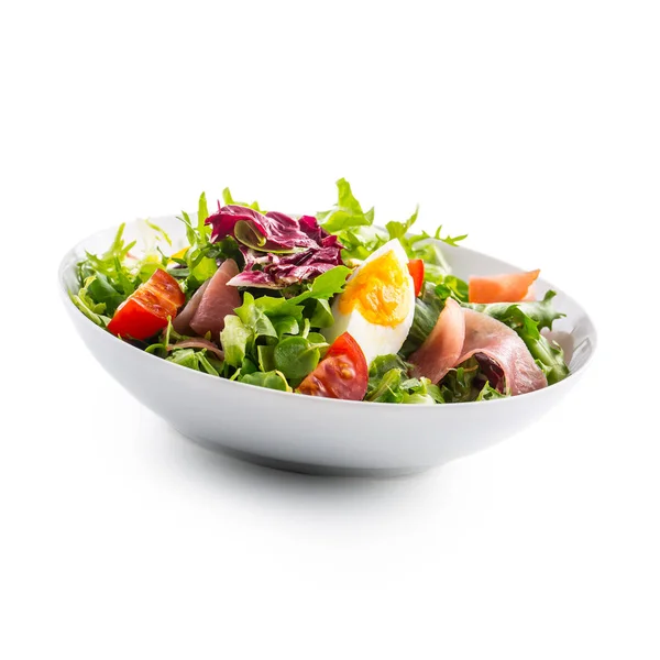 Salade isolée sur blanc. un bol de salade de laitue fraîche avec des tomates oeufs prosciutto sur blanc — Photo