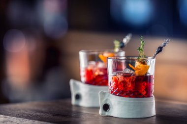 Buz meyve ve bitki dekorasyon taze kokteyl içki. Alkollü, alkolsüz içki-içecek bar bar restoran ya da gece kulübüne karşı