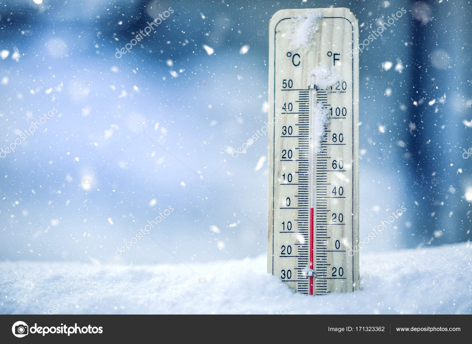 Krótkotrwały Spadek Temperatury Powietrza Do Około 3 Stopni Celsjusza Termometr na śniegu pokazuje niskie temperatury - zero. Niskie